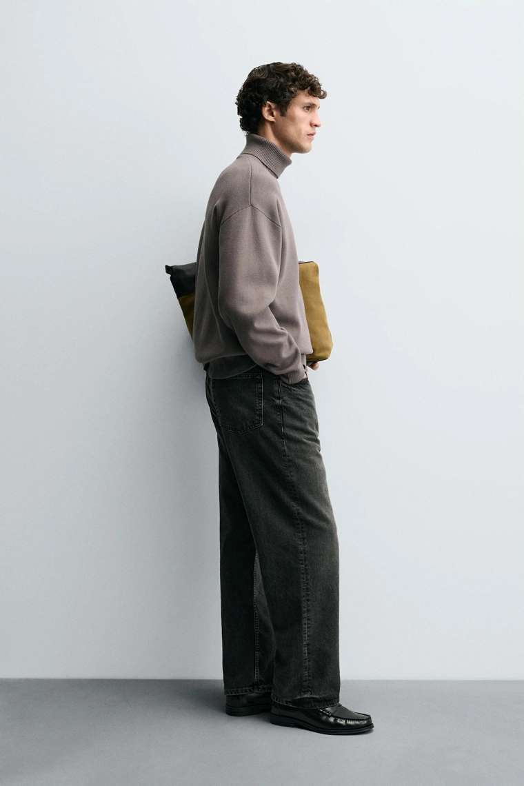 Мягкий свитер с высоким воротом