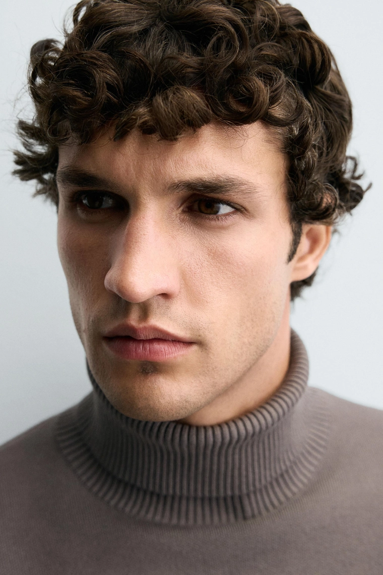 Мягкий свитер с высоким воротом