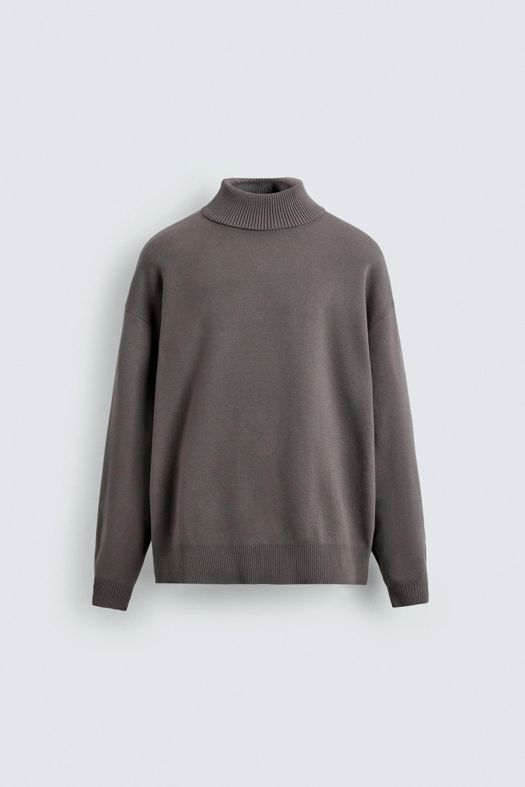 Мягкий свитер с высоким воротом