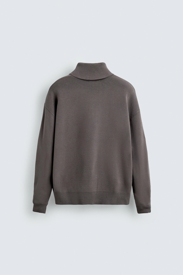 Мягкий свитер с высоким воротом