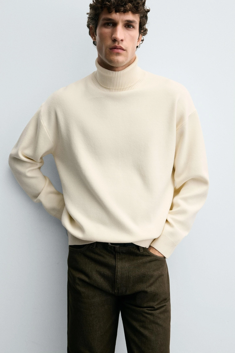 Мягкий свитер с высоким воротом