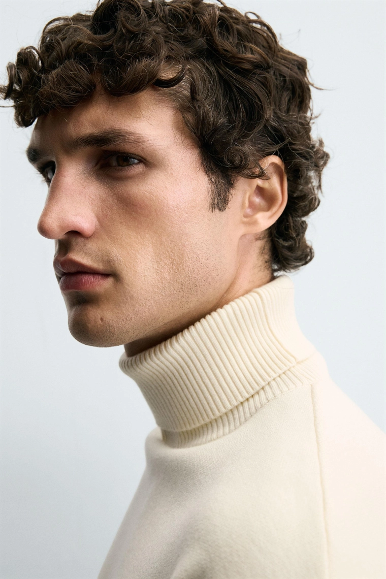 Мягкий свитер с высоким воротом