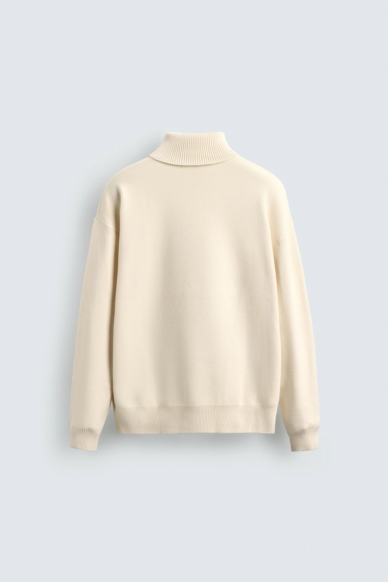 Мягкий свитер с высоким воротом