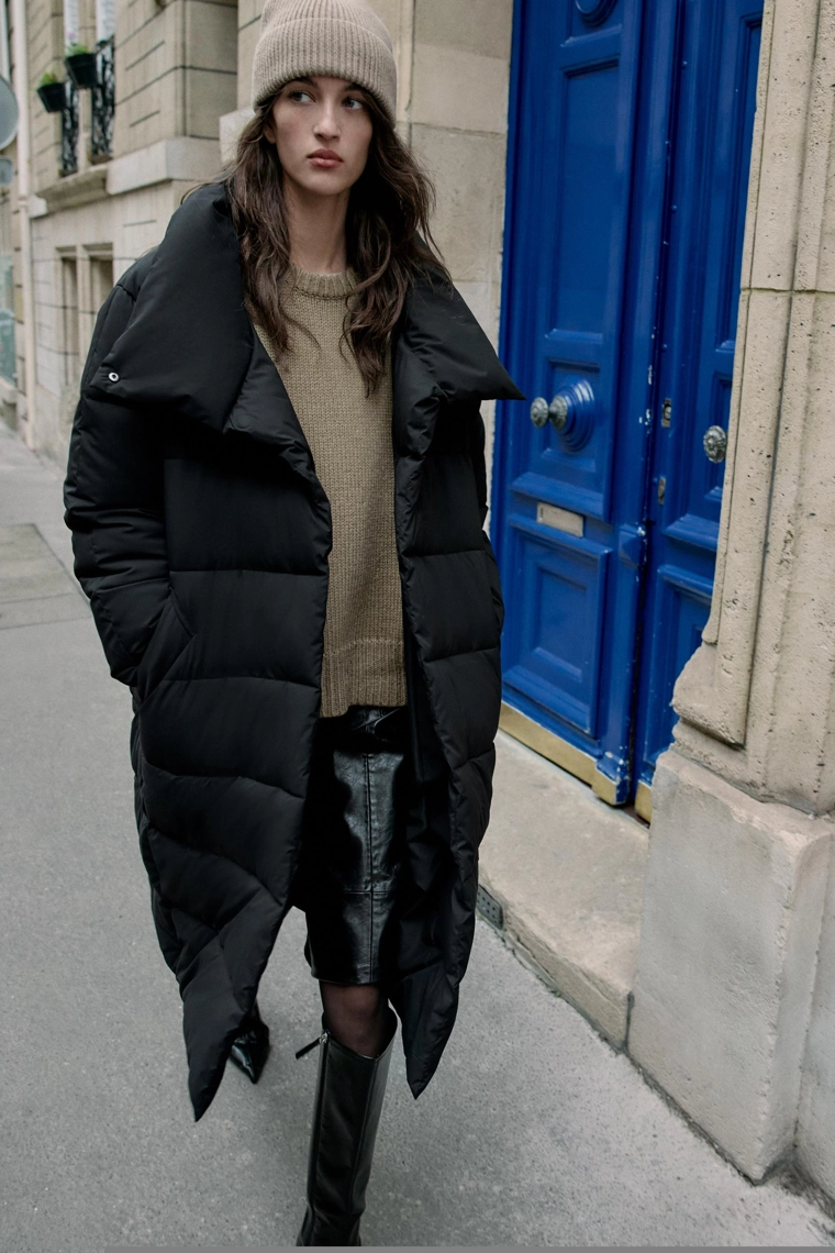 Длинный анорак, отталкивающий воду и защищающий от ветра, с завязкой вокруг шеи