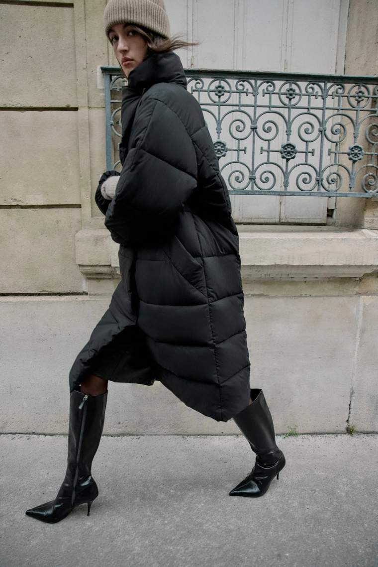 Длинный анорак, отталкивающий воду и защищающий от ветра, с завязкой вокруг шеи