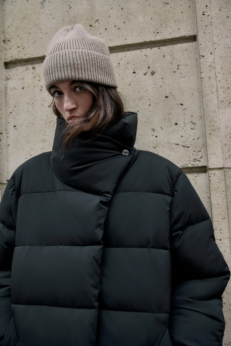 Длинный анорак, отталкивающий воду и защищающий от ветра, с завязкой вокруг шеи