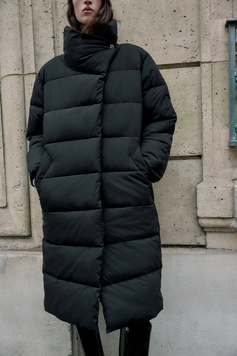 Длинный анорак, отталкивающий воду и защищающий от ветра, с завязкой вокруг шеи