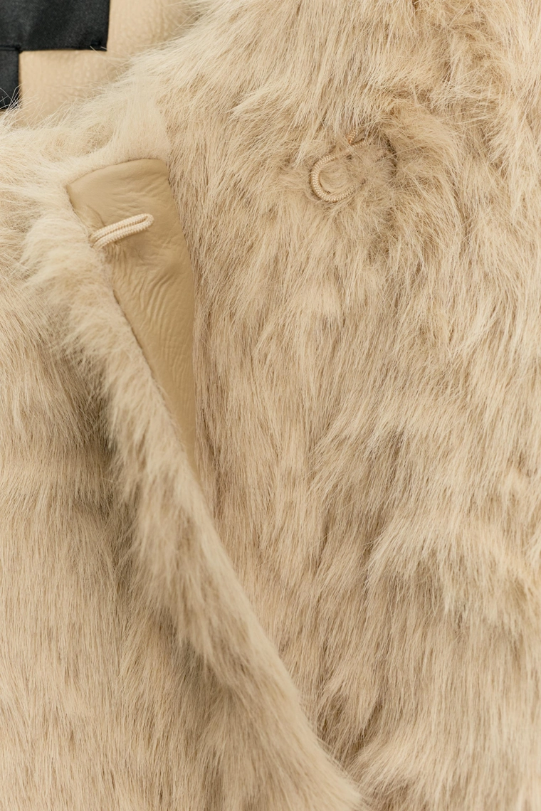 Полиуретановый пуховик с поясом из меха