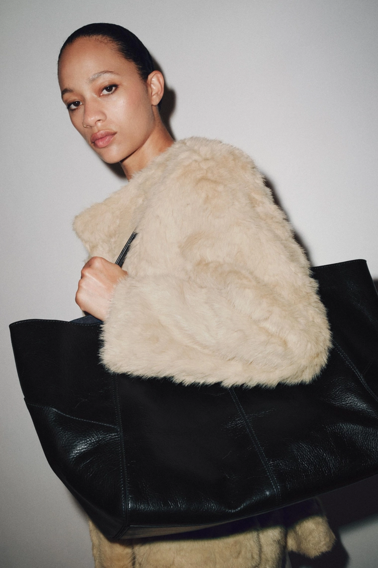 Полиуретановый пуховик с поясом из меха