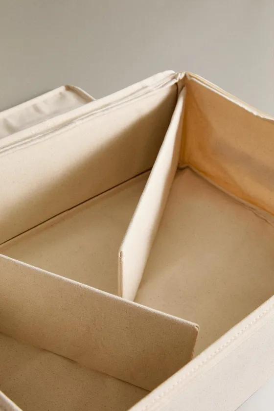 Маленькая органайзерная коробка для гардероба