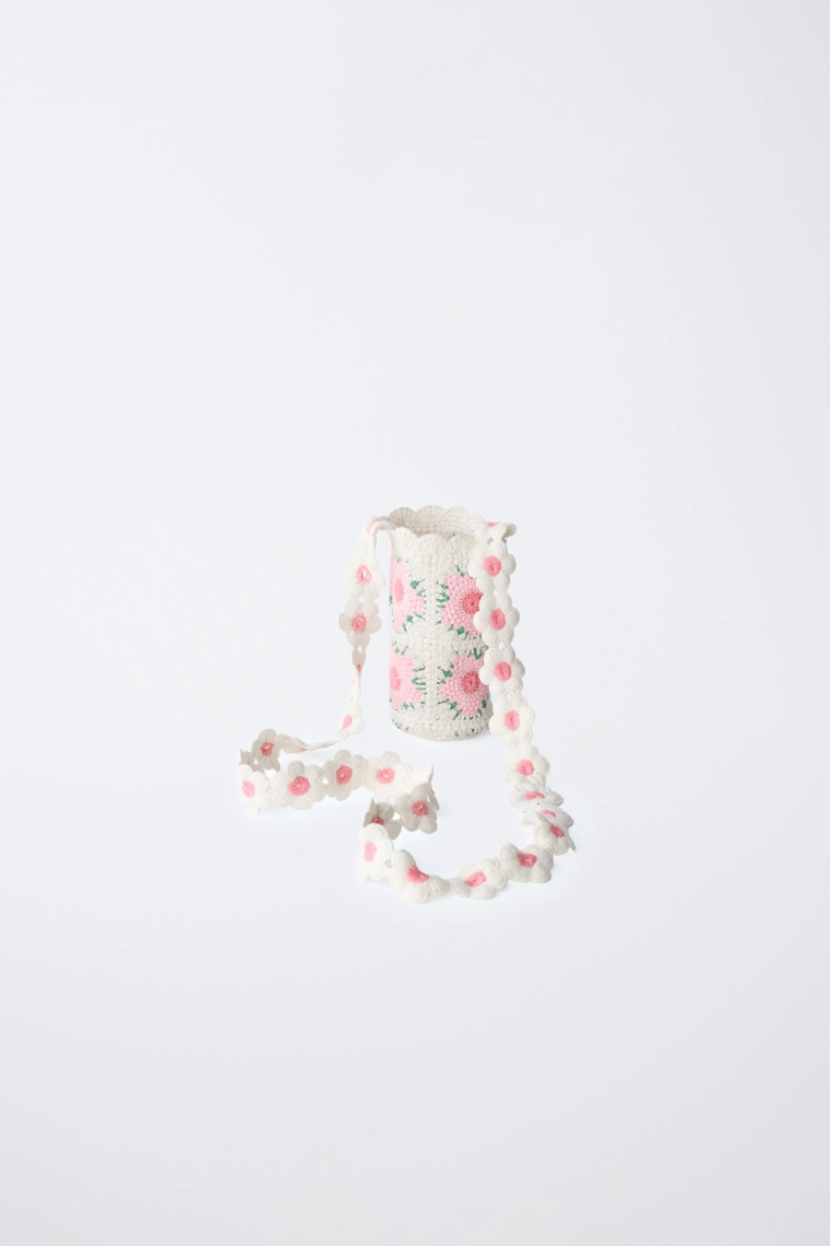 Вязаный бутылочный держатель с цветочными мотивами