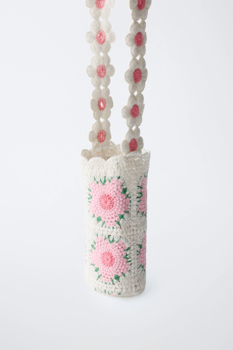 Вязаный бутылочный держатель с цветочными мотивами