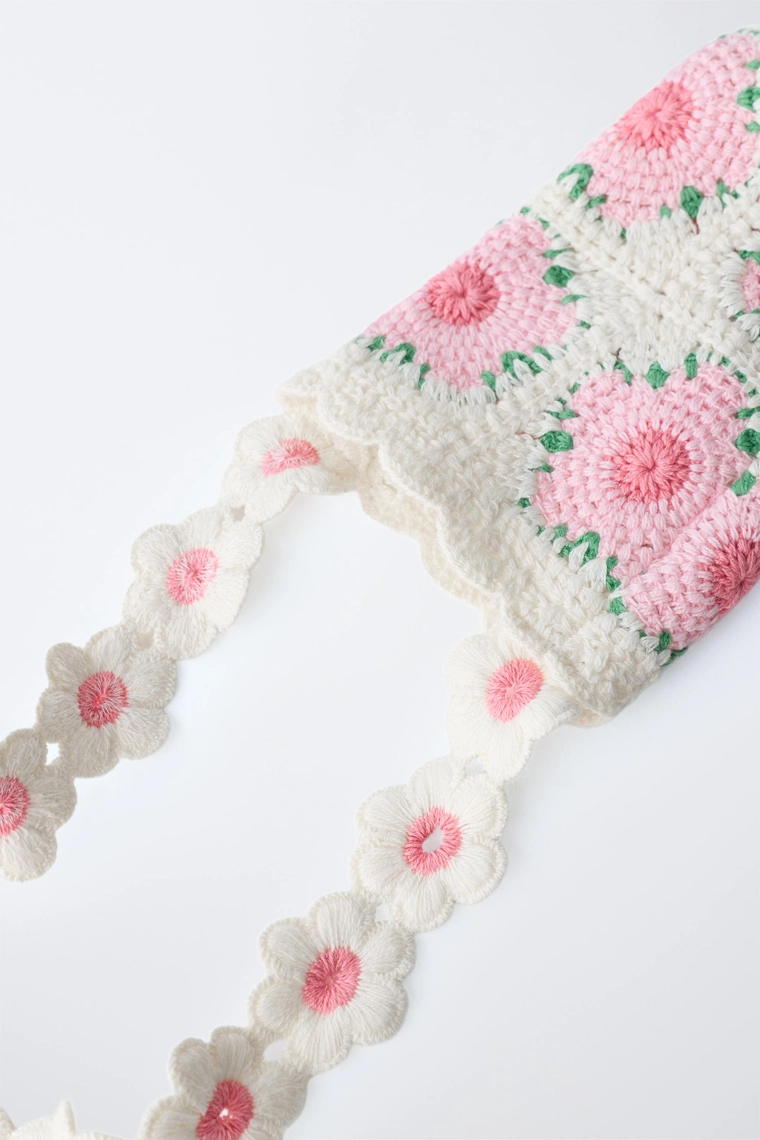 Вязаный бутылочный держатель с цветочными мотивами