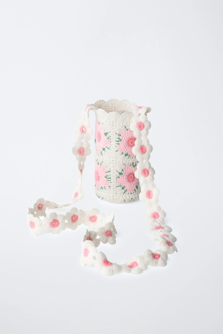 Вязаный бутылочный держатель с цветочными мотивами