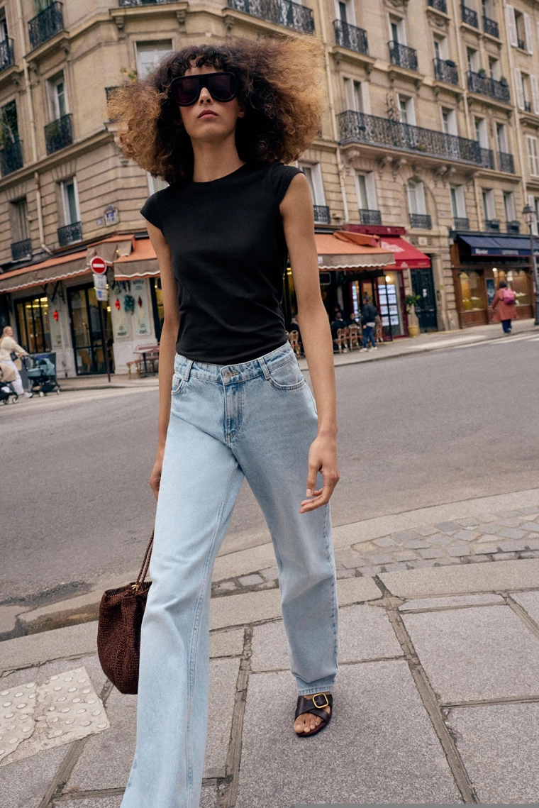 Минималистичная футболка с короткими рукавами