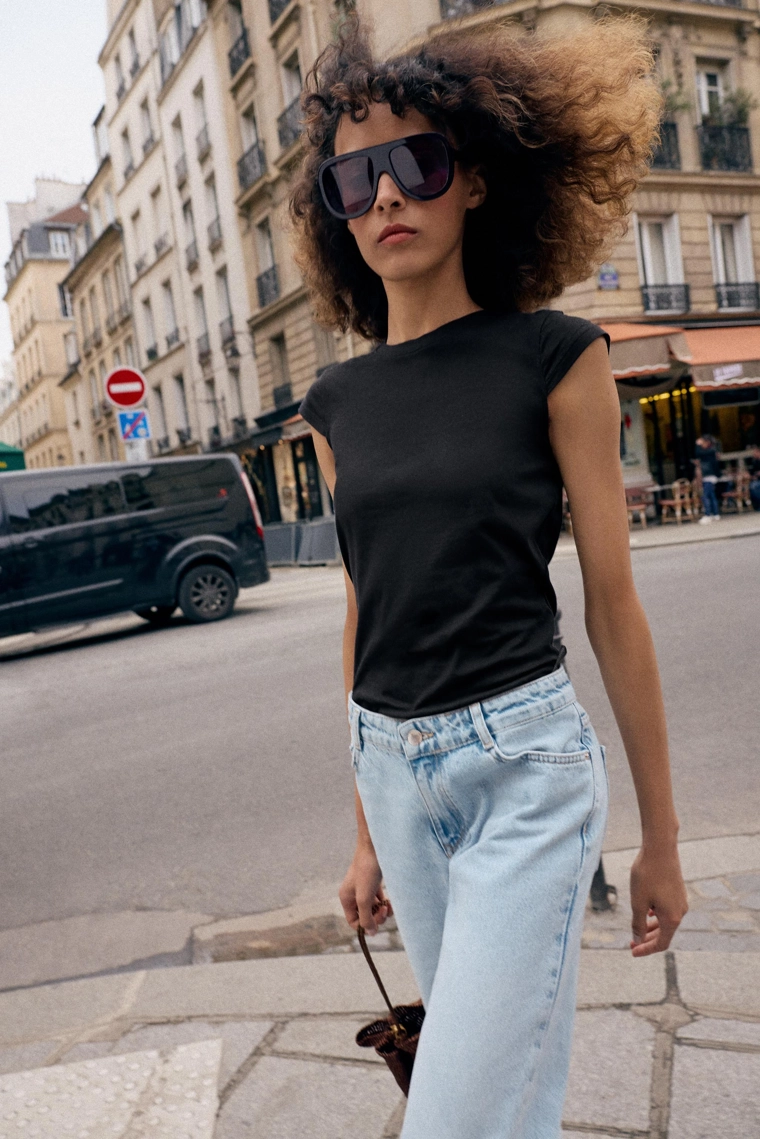 Минималистичная футболка с короткими рукавами