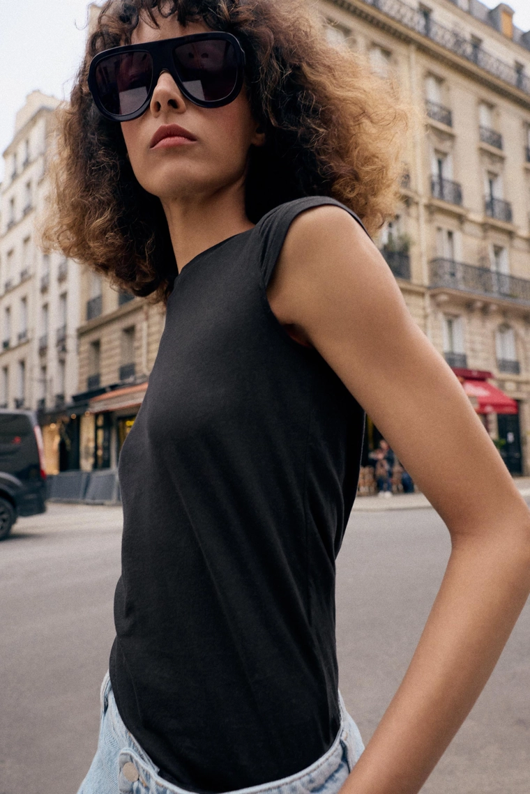 Минималистичная футболка с короткими рукавами