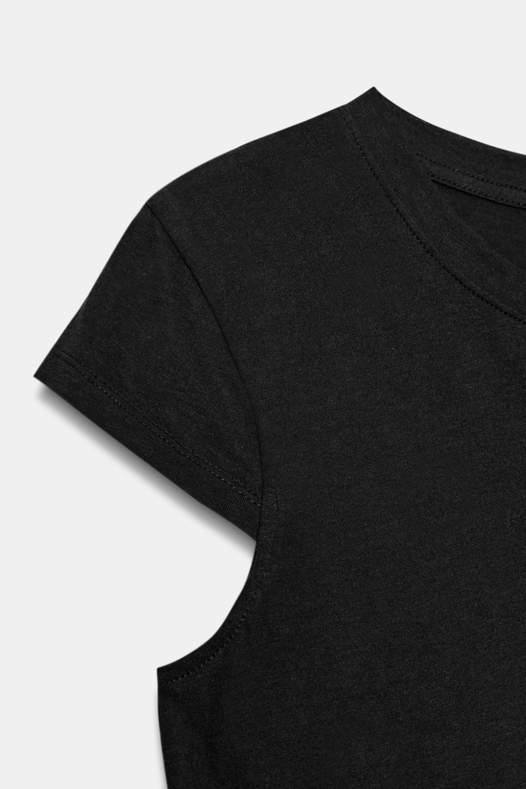 Минималистичная футболка с короткими рукавами