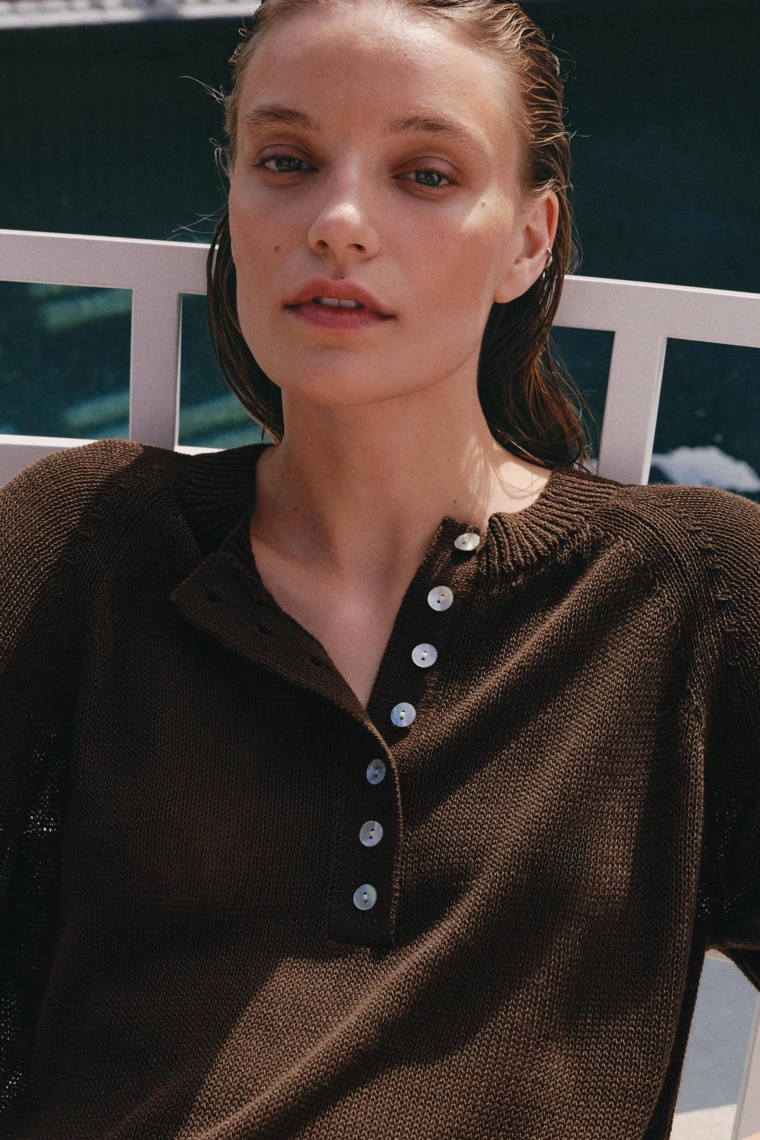 Трикотажный свитер с коротким рукавом и пуговицами