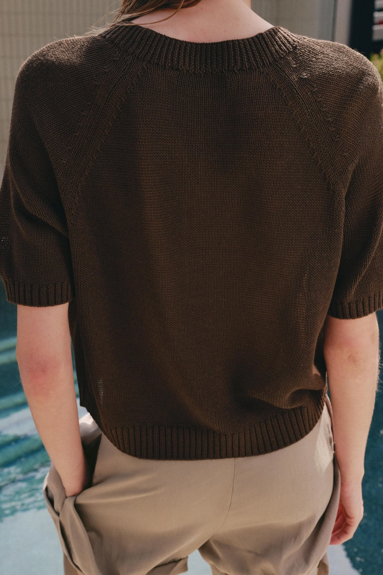 Трикотажный свитер с коротким рукавом и пуговицами