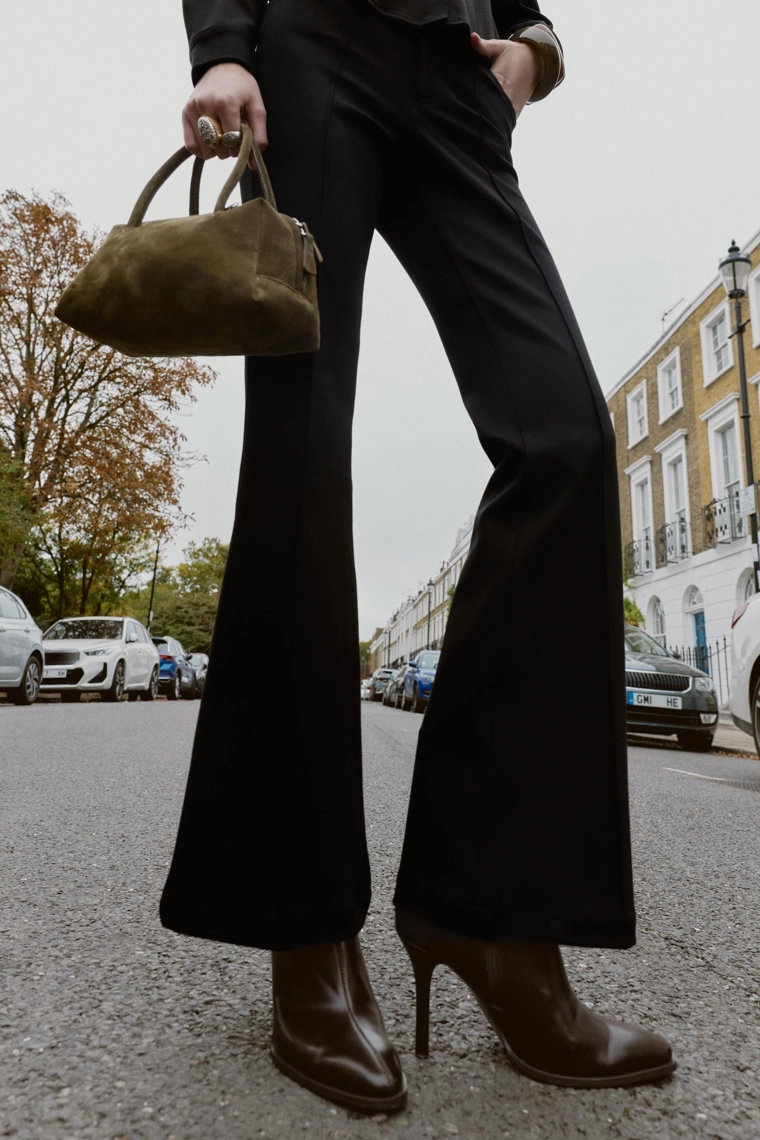 Брюки с завышенной талией и расклешенным штаниной