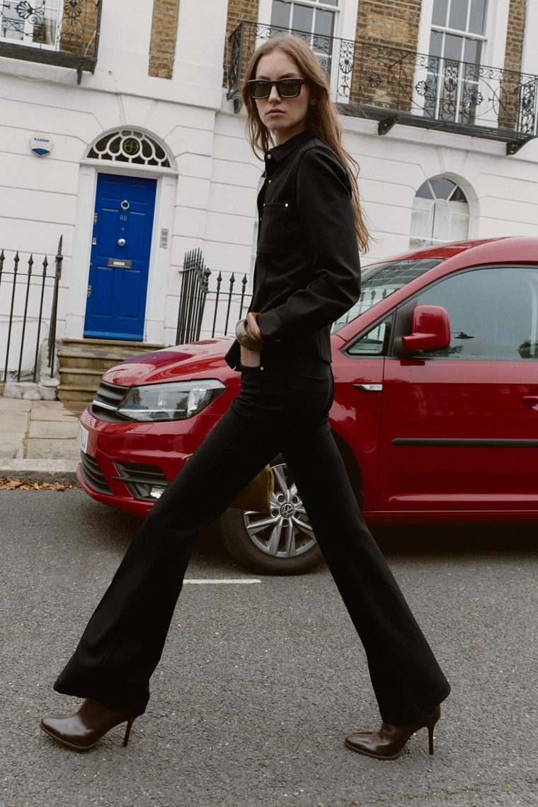 Брюки с завышенной талией и расклешенным штаниной