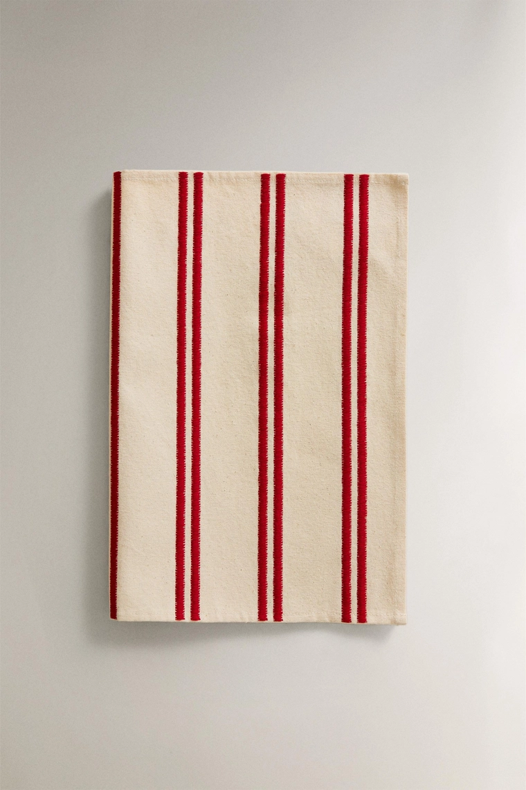 Салфетка с вышитым двойным полосатым узором