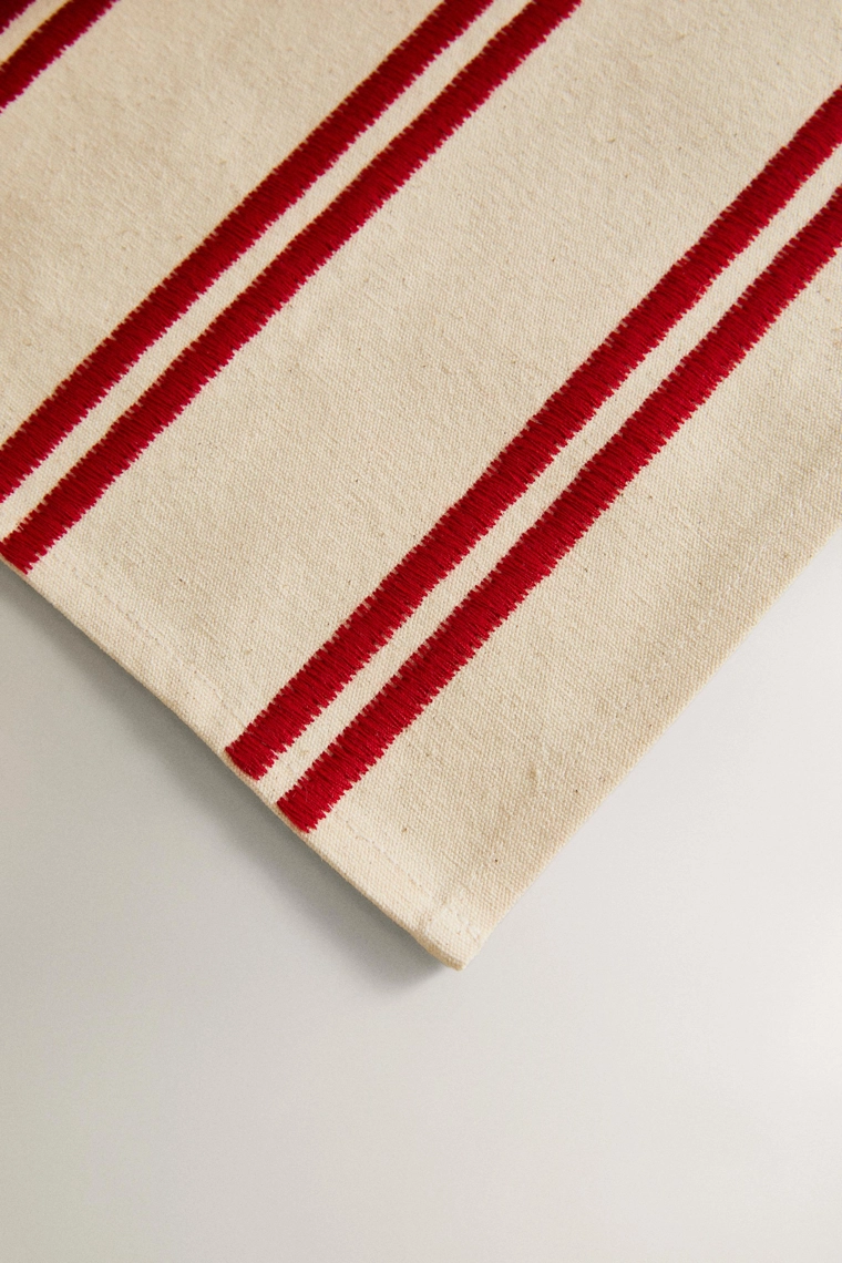 Салфетка с вышитым двойным полосатым узором