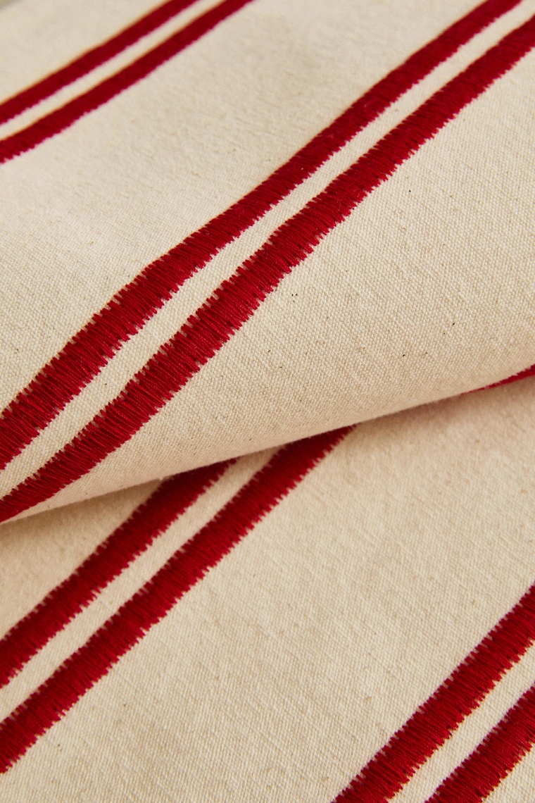 Салфетка с вышитым двойным полосатым узором