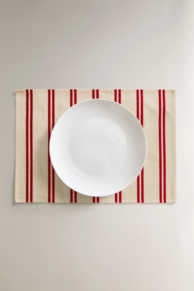 Салфетка с вышитым двойным полосатым узором