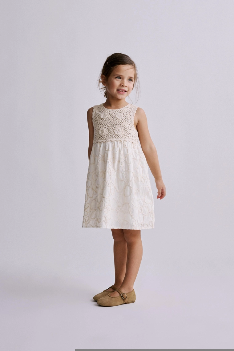 Платье из комбинированного вязаного кружева