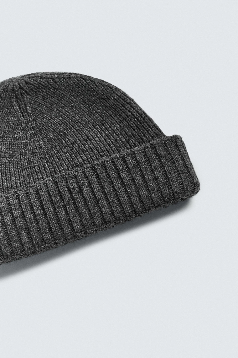 Короткая шерстяная вязаная шапка из смесовой пряжи